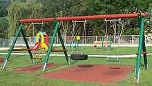 Schaukel-Ensemble 12, drei verschiedene
                            Schaukeln mit weichen Bodenplatten, Obra
                            Schaukelger�te