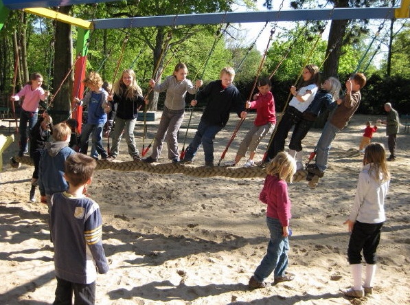 Langschaukel 01 mit dickem Seil und
                            Zwischenseilen mit Sandboden beim Tierpark
                            Hagenbeck in Hamburg, Deutschland