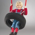 Reifenschaukel 07 mit einem Kind in
                              unbequemer Lage, Huck Spielger�te