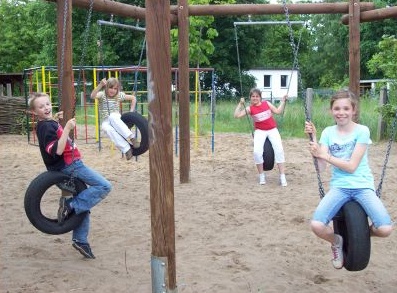 Vertikale Reifenschaukel 07:
                            Sechseck-Reifenschaukel mit Sandfl�che im
                            Kinderhort in Neustadt (Dosse),
                            Sachsen-Anhalt, Deutschland