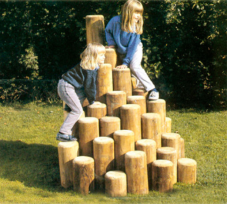 Pollerspringen 05, Pollerberg der
                              Spielger�tefirma "Legnolandia"
                              an der Ausstellung "archiexpo"