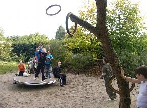 Reifenwerfen 02:
                            Fahrradreifen werden an einen Baum geworfen,
                            Spielplatz Hamburg-Lurup