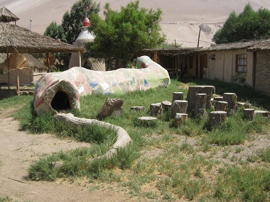 Spielschlange 03 aus einem Holzstamm,
                              Sicht von hinten, auf der
                              Hari-Krishna-Farm "Eco Truly" im
                              Lluta-Tal bei Arica, Chile