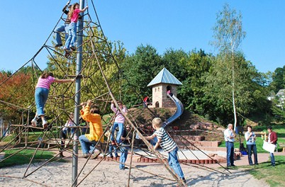 Klettern 5a:
                            Kletterpyramide nur mit Seilen, Stadt
                            Hornbach, Rheinland-Pfalz, Deutschland