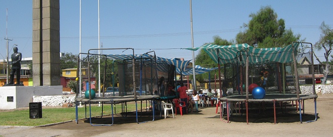 Trampolin 11: Trampoline mit
                                Netzen, B�llen und Diskothek an der
                                Chacabuco-Allee in Arica, Chile