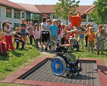 Trampolin 17:
                            Rechteckiges, versenktes Trampolin an der
                            Schule in Rohrdorf, Region Rosenheim,
                            Deutschland