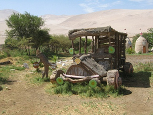 Auto aus Holz 01 auf
                              der Farm "Eco Truly" im
                              Lluta-Tal bei Arica, Chile