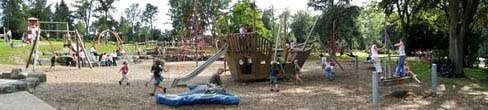 Schiff
                                          und Bootsschaukel auf dem
                                          Spielplatz 03 mit Rutschbahn,
                                          Herminghauspark, Velbert
                                          (Region Wuppertal),
                                          Deutschland