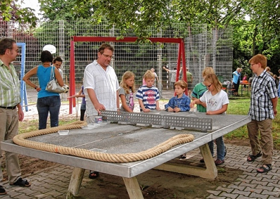 Spielplatzfest 10,
                          Pingpongtisch wird zu einer Murmelbahn,
                          Ilvesheim, Region Mannheim