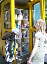 Spielplatzfest 13,
                          B�chertauschb�rse in einer leeren
                          Telefonzelle, Kassel