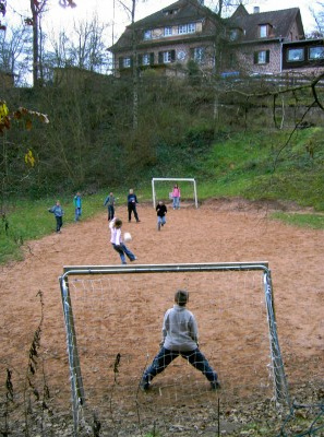 Bolzplatz als
                            Fussballfeld beim Naturfreundehaus Elmstein
                            in Rheinland-Pfalz, Deutschland