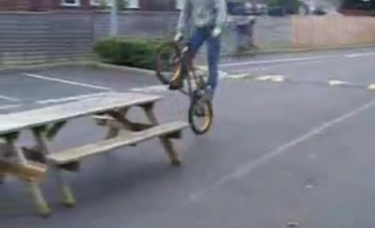 Biking auf einem Tisch,
                            Horfield, Bristol, England