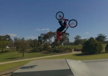Biking-Salto r�ckw�rts
                            ("Backflip"), Melbourne