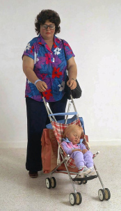 Kinderwagen:
                                            Das Kind sieht hier nach
                                            vorne (sitzt quasi in der
                                            "Pole-Position"),
                                            sieht fast das gesamte
                                            Umfeld, sieht aber die
                                            Person nicht, von der es
                                            gestossen wird und ist auf
                                            den H�rkontakt mit der
                                            Stimme der Mutter
                                            angewiesen. Dieser
                                            Kinderwagen ist zwar
                                            zusammenklappbar und
                                            platzsparend, sollte aber
                                            f�r kleine Kinder nur f�r
                                            kurze Strecken benutzt
                                            werden.