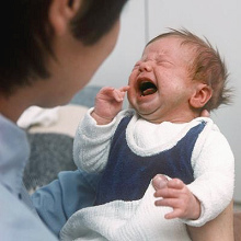 Schreiendes Baby - schreit in Melodien und mit
                    Betonungen seiner Muttersprache