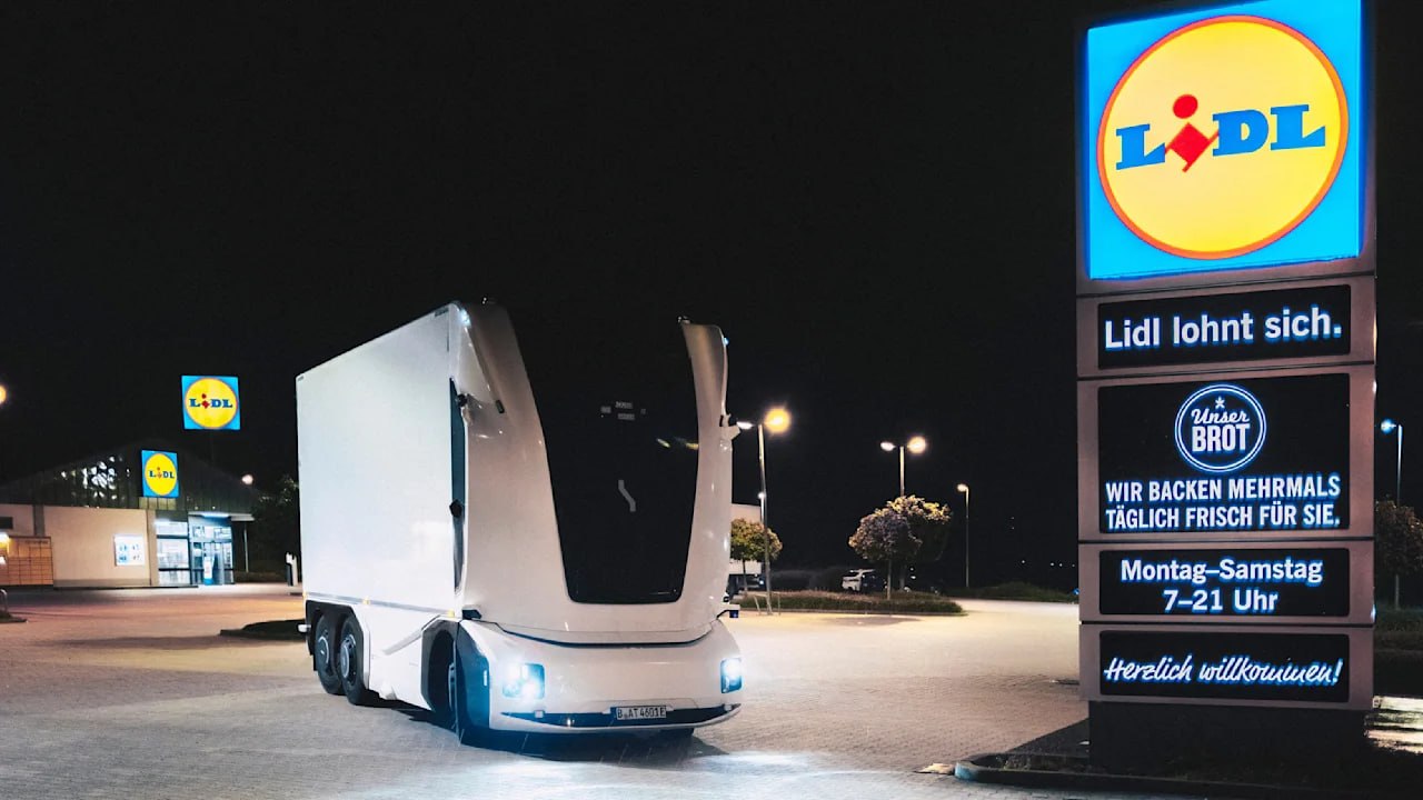 Weiss wie ein Leichentuch: Roboter-LKW in
der Region Kassel (4R) am 17.9.2026: Lidl geht das
totale Risiko ein Weiss wie ein Leichentuch:
Roboter-LKW in der Region Kassel (4R) am
17.9.2026: Lidl geht das totale Risiko ein