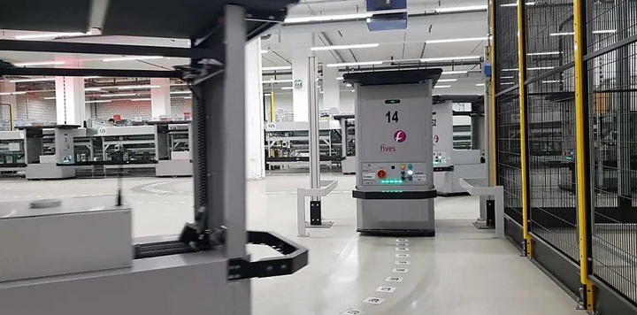 Roboter beim Pakete sortieren
                  in Wallisellen (Schweiz) 5.12.2023: Die Ameisen fahren
                  22 Stunden pro Tag: Eine Weltneuheit sortiert in
                  Wallisellen die Weihnachtspakete