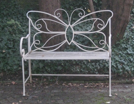 Z�rich: Weisse Sitzbank aus
                Metall mit Schmetterling Zoom
