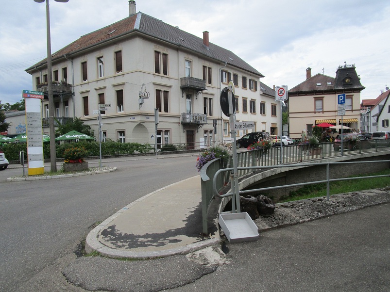 Kandern mit Trottoir /
                      B�rgersteig in Weiss rutschfest 02