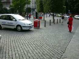 Brescia Bahnhofsvorplatz, Pfosten
                            sch�tzen Fussg�ngerbereich vor wildem
                            Parkieren, Foto 2003