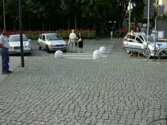 Poller sch�tzen Fussg�ngerstreifen vor
                          wildem Parkieren