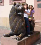 Tierfiguren in der Alststadt: L�we, auf
                          dem Kinder sitzen; Neustadt an der
                          Weinstrasse.