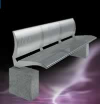 Sitzbank aus Chromstahl,
                              k�hl, und man friert sich den Arsch ab