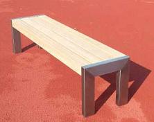 Hockerbank aus Edelstahl
                              und Holz, klobig und h�sslich