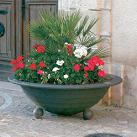 Blumenk�bel nach unten hin spitz
                              zulaufend, k�nnen von Blindenst�cken nicht
                              rechtzeitig erkannt werden.