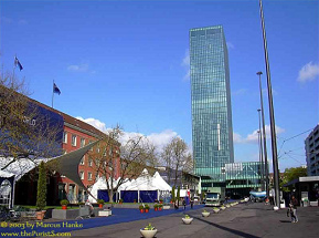 Basel am Messeplatz w�hrend der
                                    j�hrlichen "Uhrenmesse" im
                                    Jahr 2003: Untaugliche Blumenk�bel,
                                    die nach unten hin spitz zulaufen