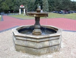Bergisch Gladbach: Brunnen ohne
                                Trinkwasserzugang f�r Kinder am Eingang
                                des Freizeitbads "Mediterana",
                                f�r das praktische Leben absolut
                                untauglich