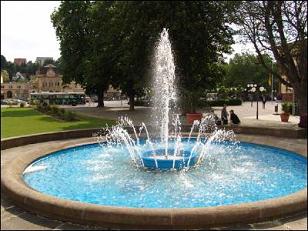 Brunnen ohne
                              Trinkwasserzugang in Neustadt an der
                              Weinstrasse am Bahnhof f�r das praktische
                              Leben absolut untauglich.