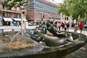 Brunnen, der gegen unten
                              spitz zul�uft und durch den Blindenstock
                              nicht erkennbar ist. Beispiel: Brunnen am
                              Bellevue, Z�rich