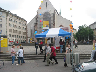 Untaugliche Treppenstufen als
                                    Mittel f�r die Platzgestaltung,
                                    Beispiel: Basel, Barf�sserplatz