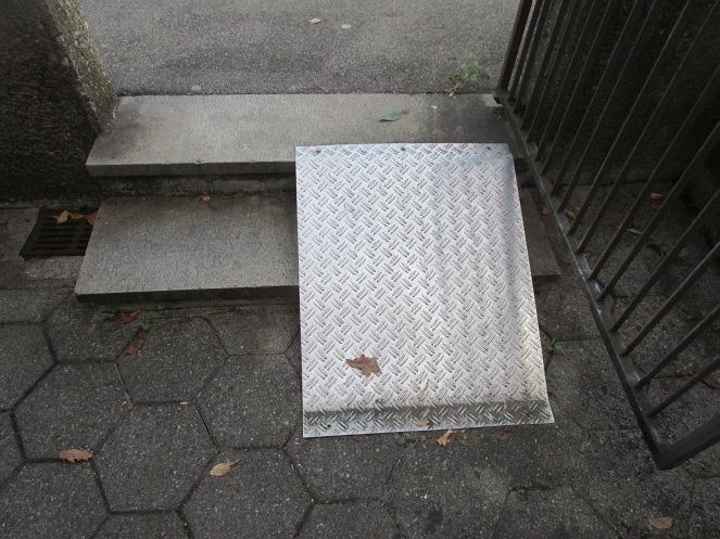 Z�rich Bucheggplatz: Mit Rampe aus
                          geriffeltem Metall Treppenstufen �berwinden,
                          Zoom