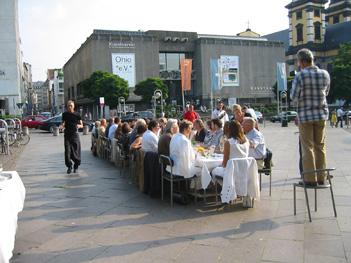 Vorbildlich: Der Grabbeplatz in D�sseldorf
                        wurde in Natursteinplatten gelegt und ist damit
                        "gehfreundlich"