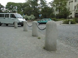 Poller mit Ketten: Sehbehinderte laufen hinein