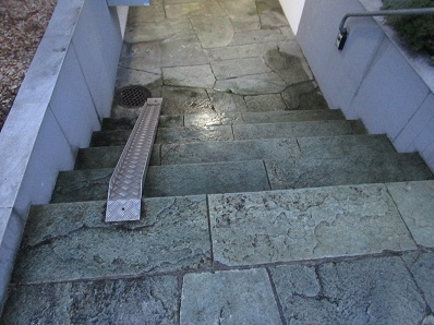 Narrensichere Massnahme:
                Basel 2023: Veloschiene an einer grossen Treppe