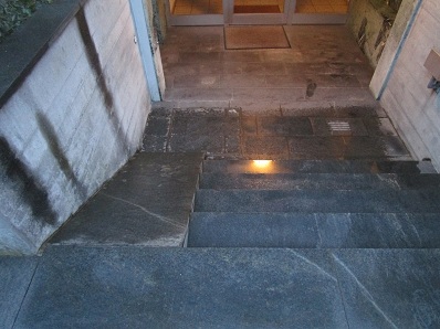 Narrensichere Massnahme:
                Basel 2023: Veloschiene an einer kleinen Treppe